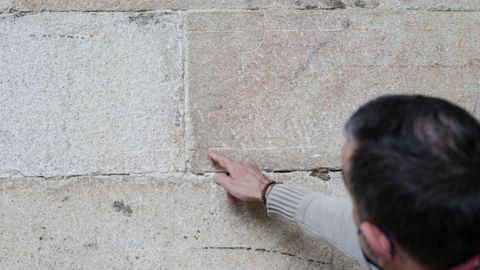 Marca incisa en la piedra que usaban los canteros para tomar las medidas, como si fuese un plano a tamao real