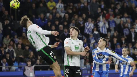 Yeremay trata de alcanzar un centro que el Racing despeja en el choque contra el D�por