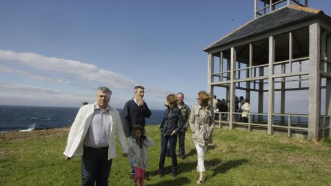 Es una construccin cuadrada a ras de tierra de fachadas blancas y azules