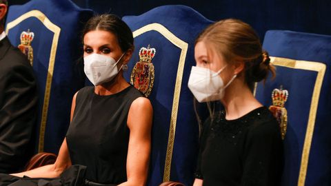 La reina Letizia y la infanta Sofa, en la ceremonia de entrega de los Premios Princesa de Asturias