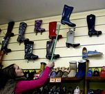 La venta de botas se ha incrementado por la persistencia de las lluvias.