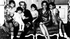 El que fuera sha de Persia, Reza Palhevi, con su familia
