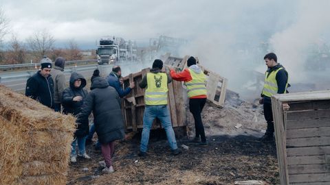 Manifestaci�n de ganaderos y agricultores con tractores en la autov�a A-52 en A Limia.