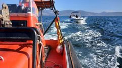 Remolque de una embarcacin que se qued sin motor en la ra de Pontevedra