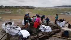 Mariscadoras en una de las limpiezas de arenales
