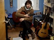 Sergio Franqueira, en su rinc�n musical de la vivienda de Oseiro (Arteixo) donde reside.