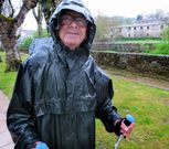 Peregrinos en Chantada. La presencia de peregrinos en el Camino de Invierno est� lej�simos de las cifras ya no de la ruta francesa, sino tambi�n del Camino Primitivo o el del Norte, pero en los �ltimos a�os el goteo no solo no cesa, sino que aumenta. En la oto, el peregrino catal�n Joaqu�n Salgado, este fin de semana bajo la lluvia en la Alameda de Chantada, en pleno Camino de Invierno. 