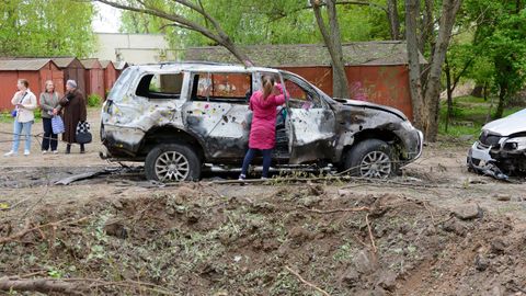 Un veh�culo destrozado tras los ataques con drones lanzados por Rusia en Ucrania