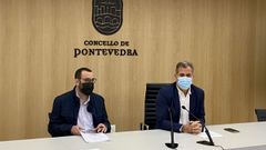 Rafa Dom�nguez, a la derecha, present� la moci�n del PP sobre el plan de ayudas de hasta 600 euros para combatir el impacto de la pobreza energ�tica