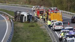 Un vertido de gas�leo de 5.000 litros tras volcar un cami�n en la AP-9 en Oroso