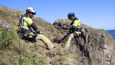 Los bomberos del SPEIS de Nar�n, en la formaci�n de rescate vertical por los acantilados de Pena Lopesa