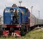 Un guardia ucraniano vigila el tren con los restos de las vctimas tras llegar a Jrkov. 