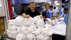 El administrador de la Cocina Econ�mica, �scar Castro, con los men�s embolsados que reparten todos los d�as