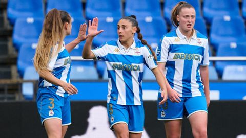 Olaya Enrique celebra su gol junto a Vera y Elena en el partido entre el D�por Abanca y el Eibar.