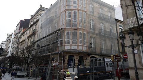 Andamios en la fachada del antiguo Hotel Mi�o, del arquitecto V�zquez-Gul�as