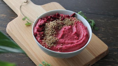 Sugerencia de presentacin: un bol con hummus de remolacha y semillas de ssamo como decoracin