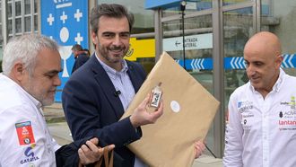 El conselleiro de Presidencia, Xustiza e Deportes de la Xunta de Galicia, Diego Calvo (en el centro),�en la recepci�n al piloto de motociclismo Fran G�mez Pallas (derecha), campe�n del Rally Dakar en la categor�a Mission 1000 de motos el�ctricas al frente del equipo Arctic Leopard Dakar Galicia Team.