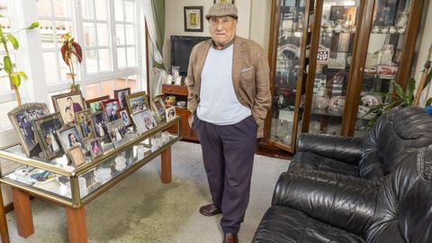 Isidoro se entretiene a veces limpiando los muchos cuadros de fotos que lo rodean en su hogar