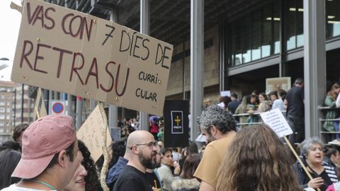 Concentraci�n de los docentes en huelga en el exterior de la sede de las consejer�as