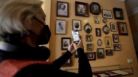 Xulia Santiso, conservadora de la Casa-Museo Emilia Pardo Bazn, saca una foto al mural que disearon durante el confinamiento y que acaban de estrenar en la sala que recrea el despacho de la escritora en la calle Tabernas. Lo han bautizado como Unha habitacin propia