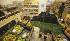 Garrido, en la tienda que la cooperativa tiene en el n�mero 30 de L�pez Mora, donde puede comprar cualquiera, no solo socios. 