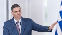 El presidente del Gobierno, Pedro S�nchez, ofrece una rueda de prensa tras recibir al primer ministro de Grecia, Kyri�kos Mitsot�kis, en la Moncloa.