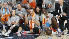 Raquel Carrera celebrando el t�tulo del Valencia B�sket en la Liga Endesa