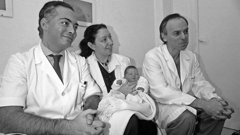 El 20 de enero de 1990 la maternidad Belén hacía público el nacimiento del primer bebé probeta de Galicia. Era una niña que pesó 3,2 kilos y de la que se desconoce su identidad, al igual que la de sus padres. Era también el primer bebé obtenido mediante la fecundación in vitro en todo el noroeste de la Península. En la imagen posa con los doctores Ángel Ron, María José Varela y Vicente Goyanes