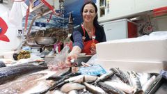 Marisol Gonz�lez, con sardinas que a�n vende en la plaza de abastos de Lugo 