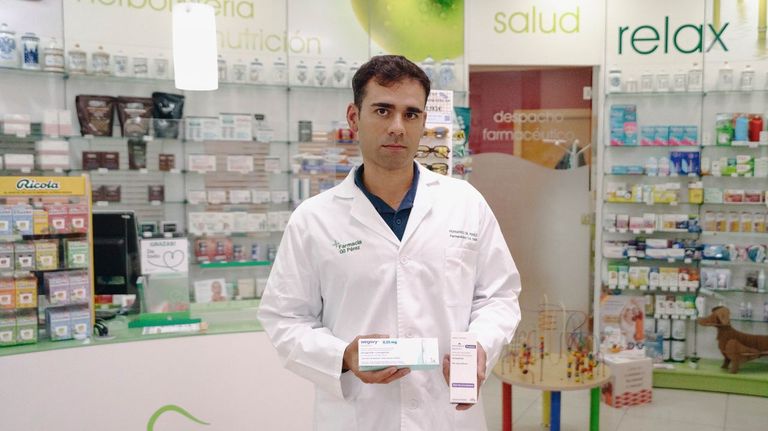 El farmac�utico Fernando Gil posa en su farmacia de Ourense�sosteniendo dos medicamentos an�logos.