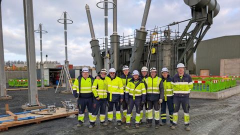 Profesionales que participaron en el montaje del transformador en Reino Unido