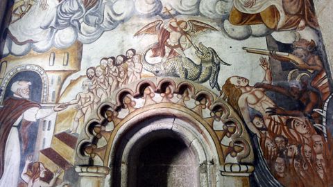 Pinturas renacentistas en el interior de la iglesia de Pesqueiras, en Chantada (ruta 1)