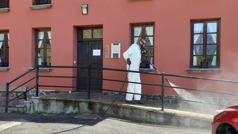 Operario desinfecta la residencia La Parada, en Ponga