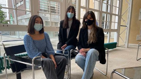 Sara Olmo, In�s Varela y Laura Merelas se llevaron el segundo premio del Explorer por proyecto de lencer�a para mujeres con c�ncer de mama 