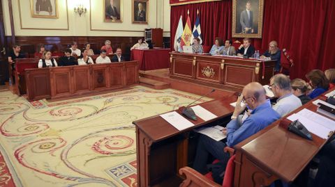 El gobierno local, a la derecha, y los grupos de la oposición, enfrente, durante el pleno de este jueves.