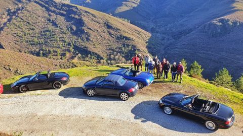 Integrantes del club de descapotables Roadsters.com, en una reciente excursi en Quiroga