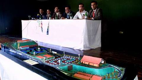 En primer trmino, la maqueta del circuito en el acto de presentacin celebrado en el Crculo Mercantil.