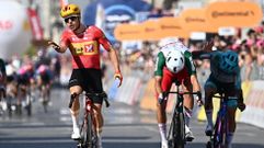 Fredrik Dversnes, en el momento de cruzar la meta en el Giro.
