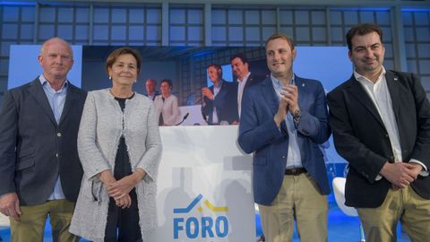 El candidato de Foro a la Presidencia del Principado, Adri�n Pumares, y la candidata a la Alcald�a de Gij�n, Carmen Moriy�n, participan en un mitin de cierre de campa�a electoral hoy viernes en Gij�n