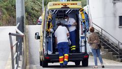 Un traslado del 061 al Hospital Montecelo, de Pontevedra, el pasado mayo, durante la pandemia