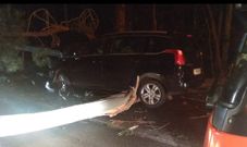 El domingo a medianoche, un hombre result� herido en este accidente en la LU-862 en O Vicedo, al chocar contra un eucalipto tumbado sobre la calzada