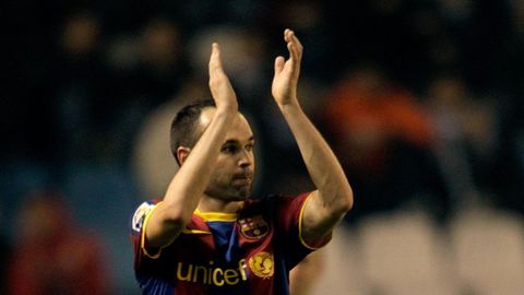 Iniesta aplaude en Riazor en el partido del 2011, el primero tras el gol del Mundial.