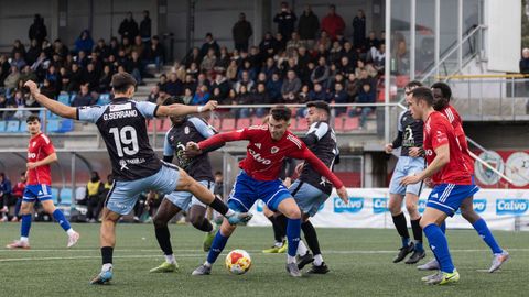 Fito controla un bal�n en un c�rner a favor del Berganti�os frente al Real �vila.
