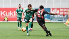 Diego Moreno controla el baln ante Borik.