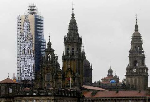 Una extensa lona con una ilustraci�n del templo recubre desde ayer la torre de la Carraca.
