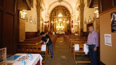 A la derecha Antonio de los ojos presidente de la cofrad�a del Carmen preparando la iglesia para oficiar la misa despu�s del cierre por el estado de alarma