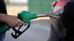 Una mujer reposta combustible en una estaci�n de servicio francesa