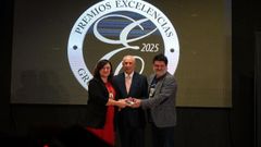 portabales.Silvia V�zquez y Xos� Ram�n N�voa recogieron de manos del responsable del Grupo Excelencias, Jos� Carlos de Santiago (en el centro), el premio que reconoce la labor de promoci�n tur�stica que supone el proyecto de recuperaci�n de la Ruta N-VI