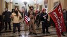 Seguidores de Trump, entre ellos el cham�n de QAnon, el 6 de enero del 2021 en el Capitolio.