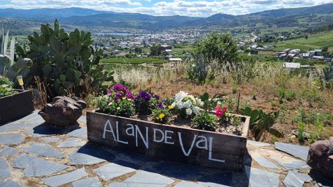 Desde la bodega Alan de Val se ve el embalse de San Martio y las montaas de Cabeza de Manzaneda al fondo